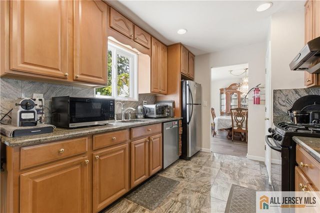 10 Helen Court, Piscataway, NJ 08854