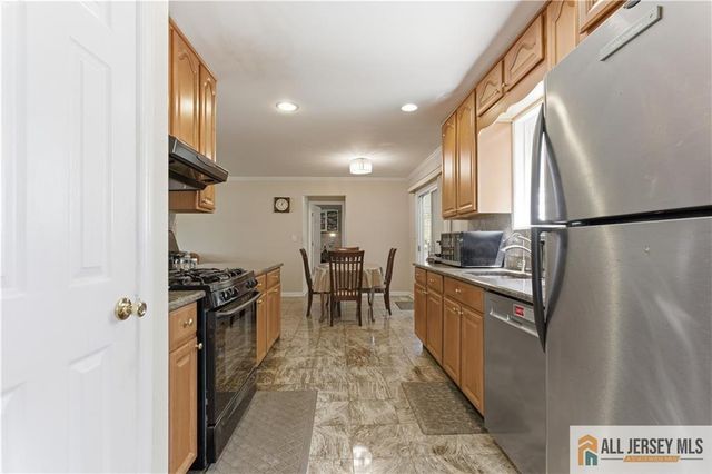 10 Helen Court, Piscataway, NJ 08854