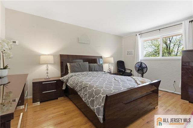 10 Helen Court, Piscataway, NJ 08854