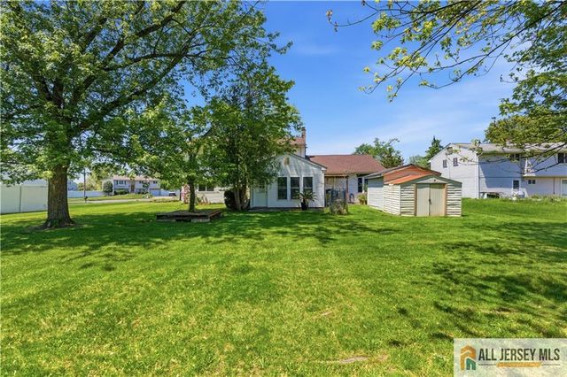 10 Helen Court, Piscataway, NJ 08854