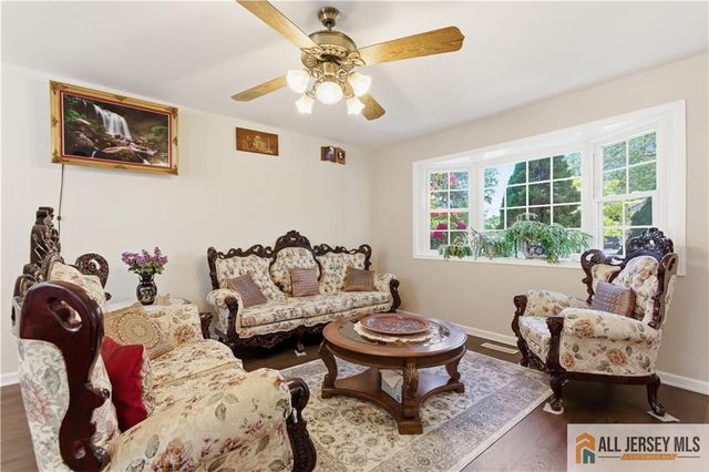 10 Helen Court, Piscataway, NJ 08854