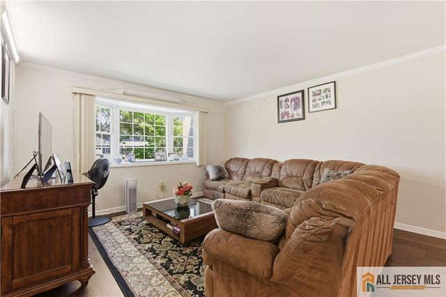 10 Helen Court, Piscataway, NJ 08854