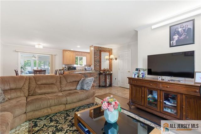 10 Helen Court, Piscataway, NJ 08854