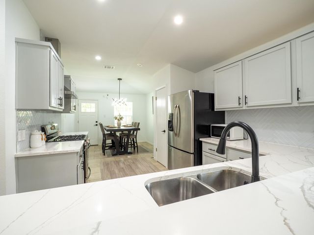 3900 Sojourner ST, Austin, TX 78725