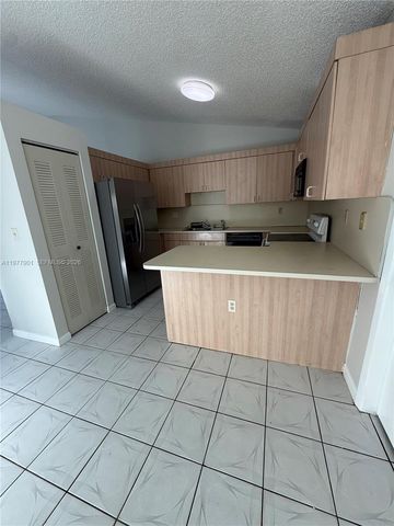 2566 W 73rd Pl, Hialeah, FL 33016