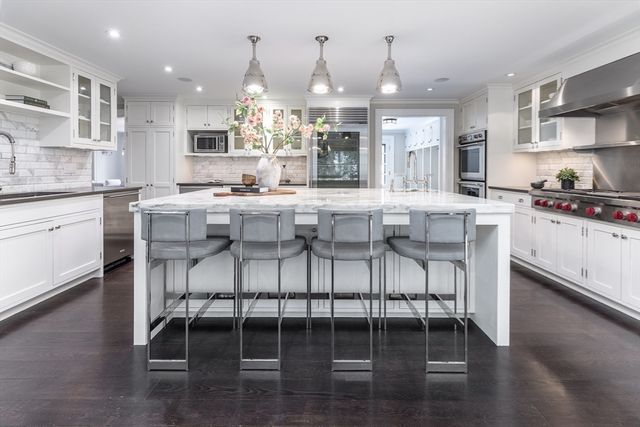 64 Albion Rd, Wellesley, MA 02481