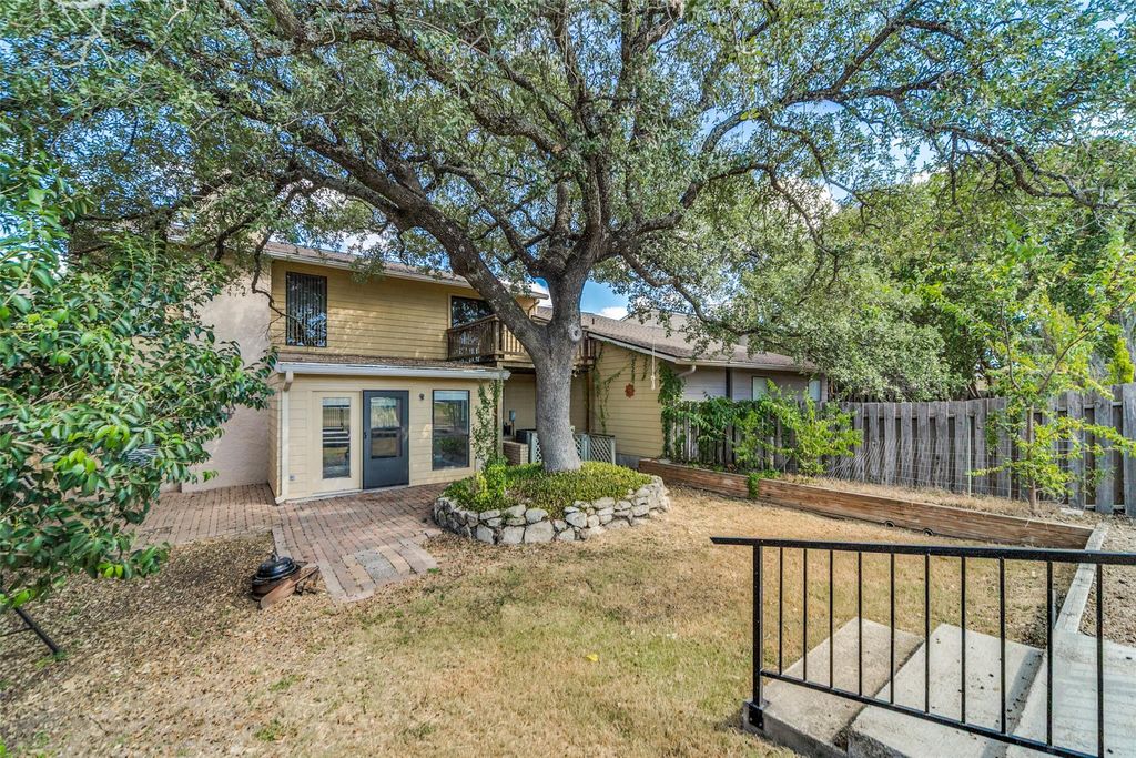 408 Summit CIR, Fredericksburg, TX 78624
