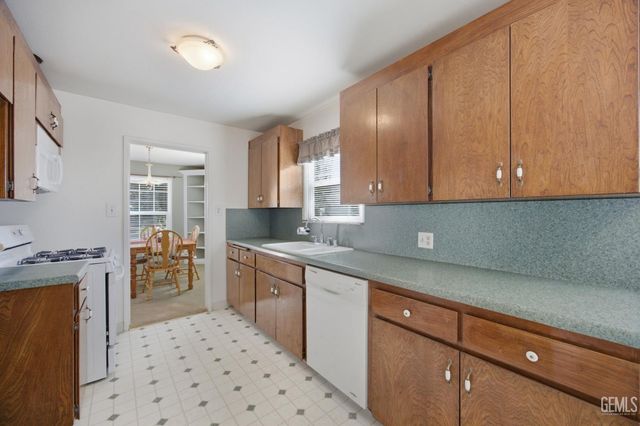 3060 Spruce Street, Bakersfield, CA 93301