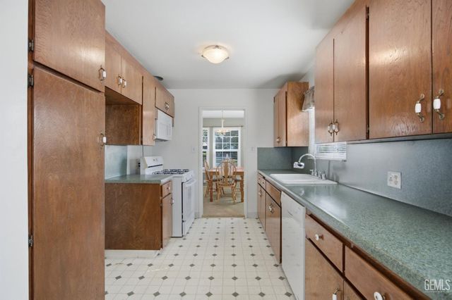 3060 Spruce Street, Bakersfield, CA 93301