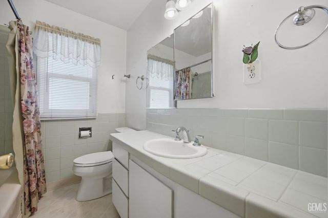 3060 Spruce Street, Bakersfield, CA 93301