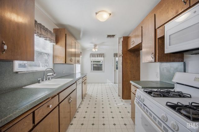 3060 Spruce Street, Bakersfield, CA 93301