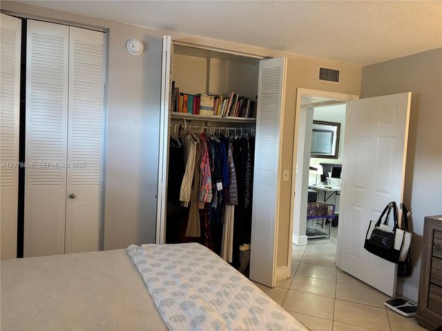 1100 NE 1st Court 102, Hallandale Beach, FL 33009