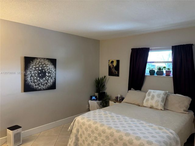 1100 NE 1st Court 102, Hallandale Beach, FL 33009
