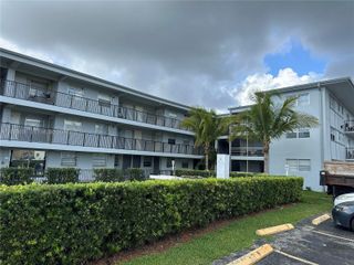 1100 NE 1st Court 102, Hallandale Beach, FL 33009