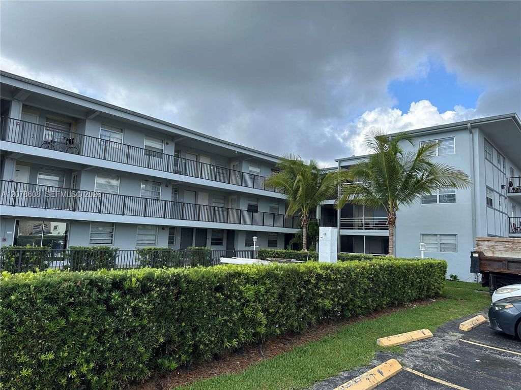 1100 NE 1st Court 102, Hallandale Beach, FL 33009