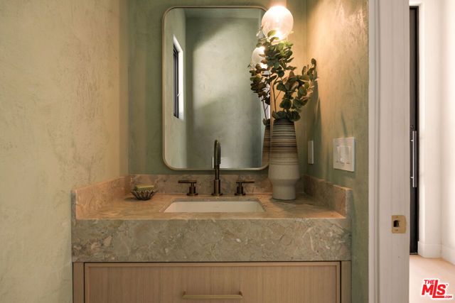 2137 Ashland Avenue, Santa Monica, CA 90405