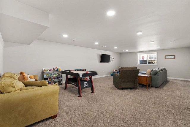 108 Drumlin Circle, Oregon, WI 53575