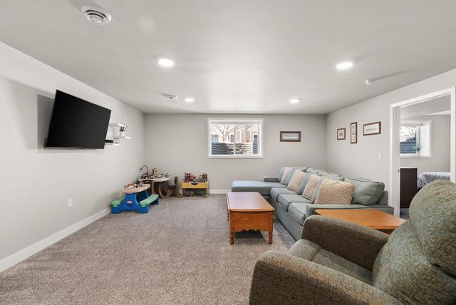 108 Drumlin Circle, Oregon, WI 53575