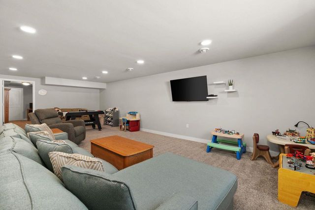 108 Drumlin Circle, Oregon, WI 53575