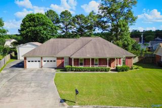 2816 Winthrop Drive, Decatur, AL 35603