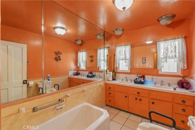 3959 S Bronson Ave, Los Angeles, CA 90008