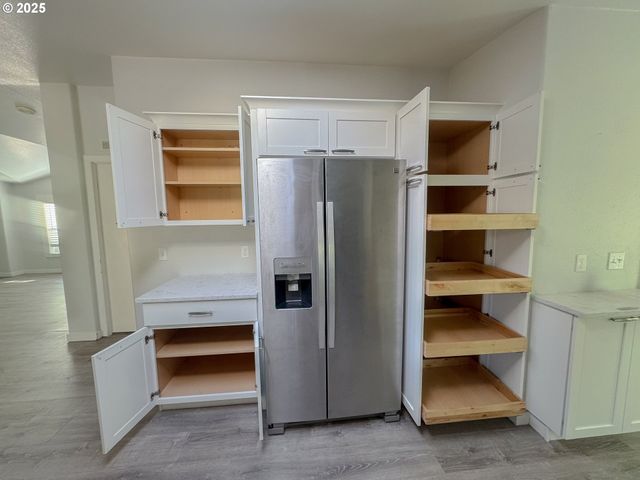 1655 S ELM St, Canby, OR 97013