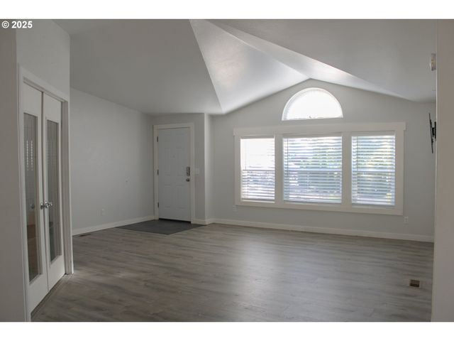 1655 S ELM St, Canby, OR 97013