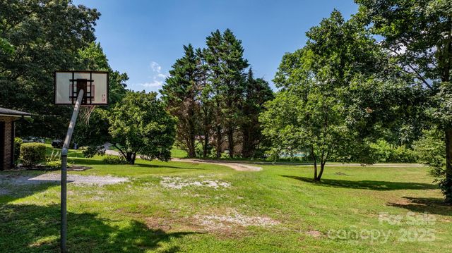 16 Saint Andrews Drive, Taylorsville, NC 28681