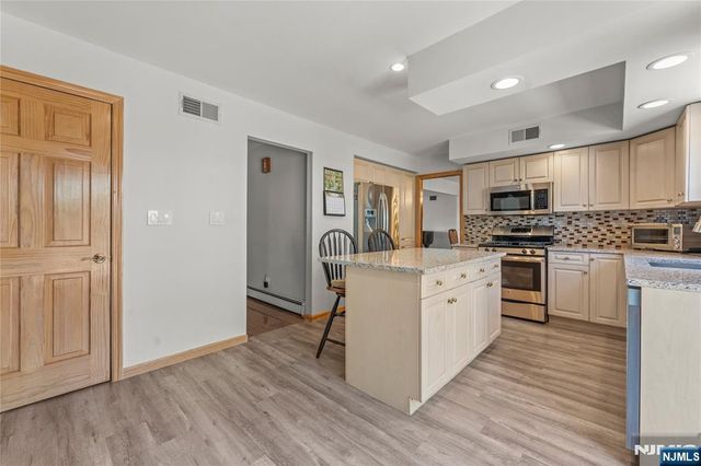 72 Pilgrim Drive, Clifton, NJ 07013