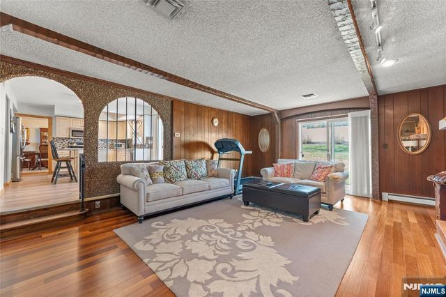 72 Pilgrim Drive, Clifton, NJ 07013