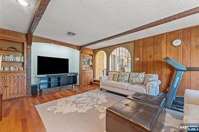 72 Pilgrim Drive, Clifton, NJ 07013