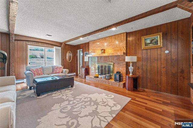 72 Pilgrim Drive, Clifton, NJ 07013