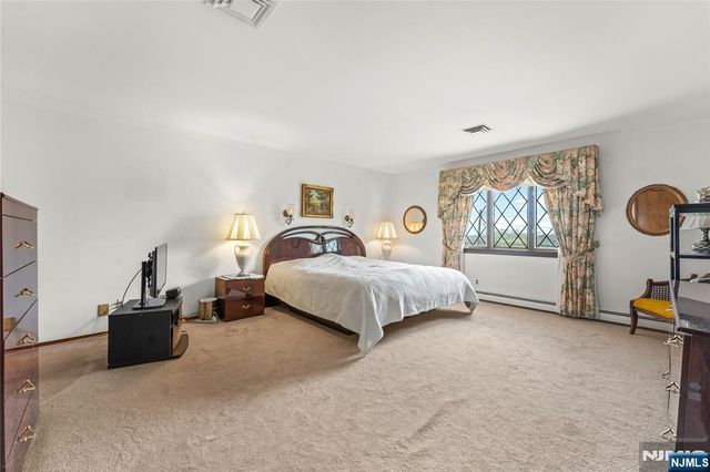 72 Pilgrim Drive, Clifton, NJ 07013