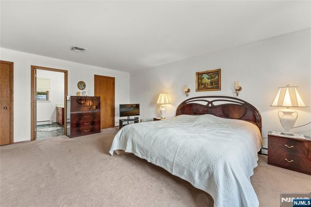 72 Pilgrim Drive, Clifton, NJ 07013