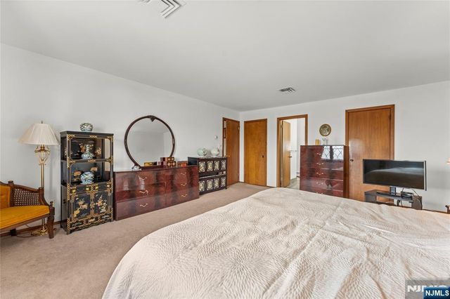 72 Pilgrim Drive, Clifton, NJ 07013