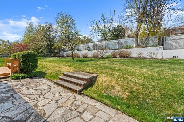 72 Pilgrim Drive, Clifton, NJ 07013