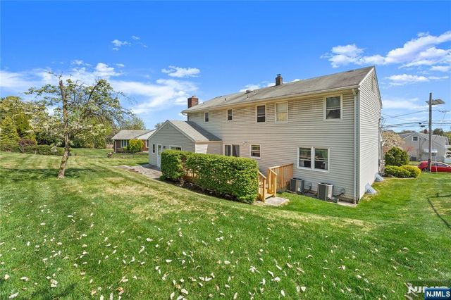 72 Pilgrim Drive, Clifton, NJ 07013