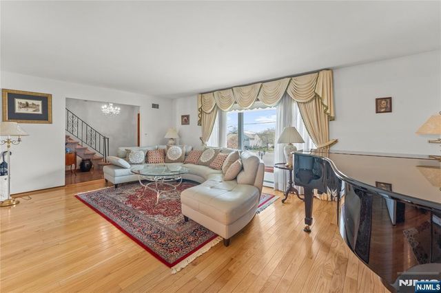 72 Pilgrim Drive, Clifton, NJ 07013