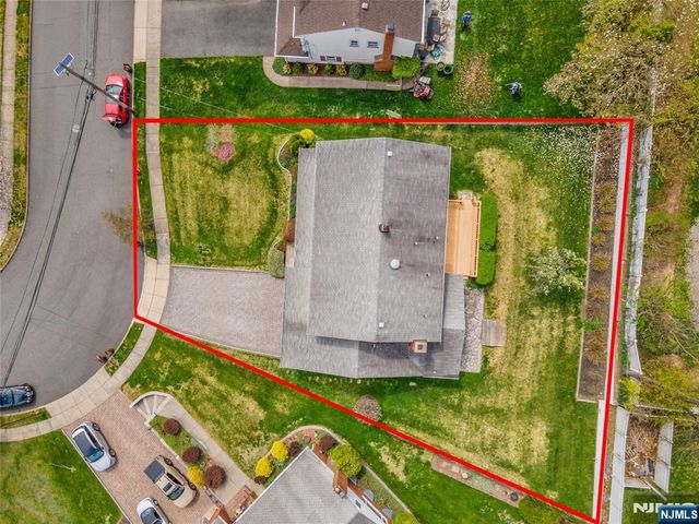 72 Pilgrim Drive, Clifton, NJ 07013