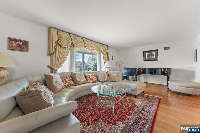 72 Pilgrim Drive, Clifton, NJ 07013