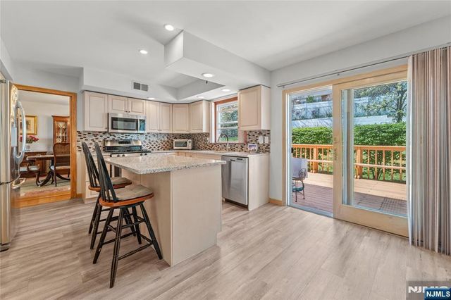 72 Pilgrim Drive, Clifton, NJ 07013