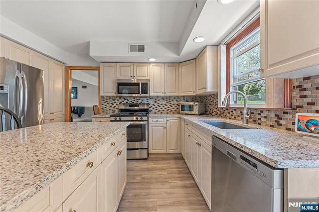 72 Pilgrim Drive, Clifton, NJ 07013