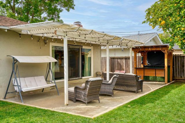 100 Anita Ct, Vacaville, CA 95688