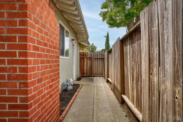 100 Anita Ct, Vacaville, CA 95688