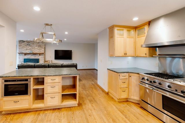 71 Deer Hills Court, North Oaks, MN 55127