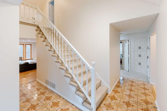 71 Deer Hills Court, North Oaks, MN 55127