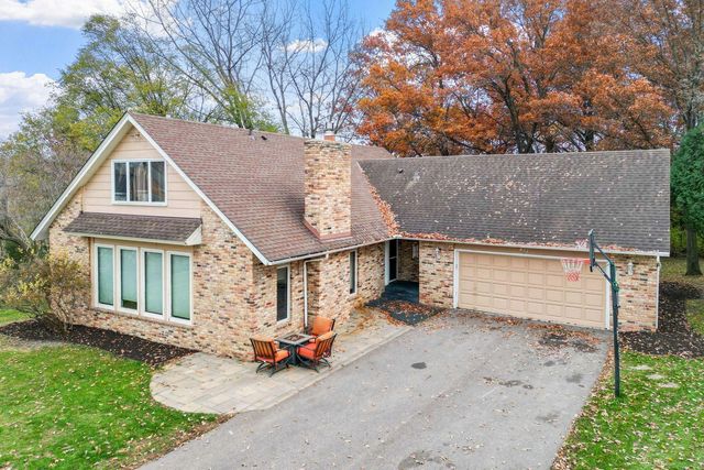 71 Deer Hills Court, North Oaks, MN 55127