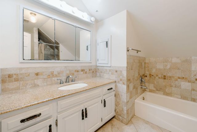 71 Deer Hills Court, North Oaks, MN 55127