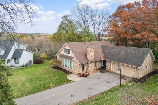 71 Deer Hills Court, North Oaks, MN 55127