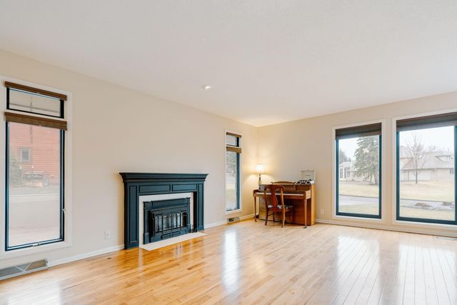 71 Deer Hills Court, North Oaks, MN 55127